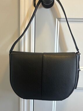 Minimal Black Pebbled Shoulder Bag - Sleek Everyday Style